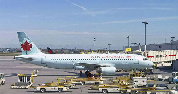 Mujer se queda dormida en avión; despierta sola y encerrada