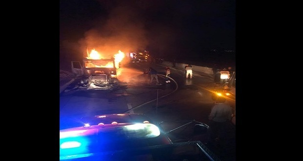 Tras tiroteo, comando incendia tractocamión en Acatzingo