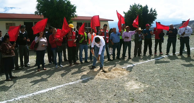 Inician obras de cancha de usos múltiples en bachillerato de Atexcal