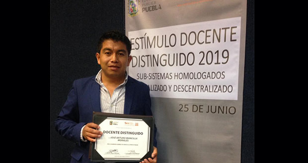 Catedrático de Tecomatlán es reconocido como docente distinguido