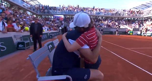 Hijo de tenista derrotado conmueve a rival y al Roland Garros