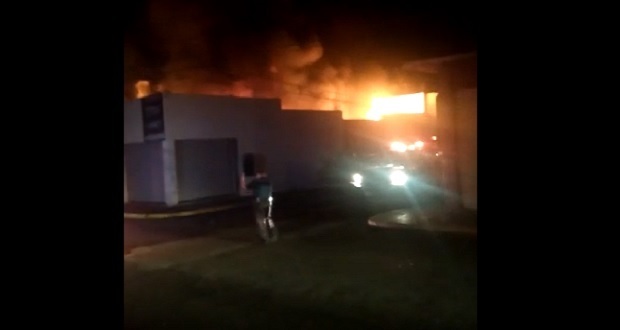 Se incendia local en la 46 Pte; Bomberos sofocan y no hay heridos