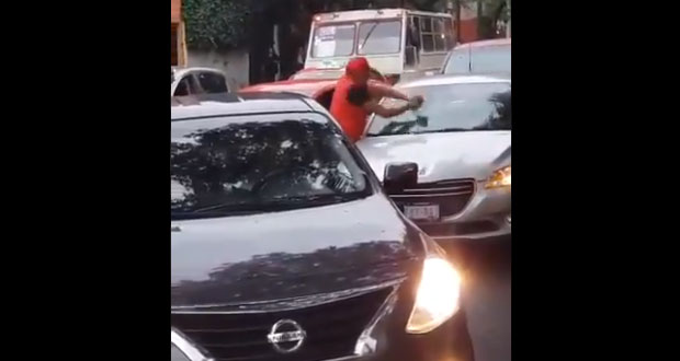 Taxista destroza parabrisas de particular que lo chocó