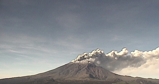Popocatépetl registra emisión constante de vapor de agua y gases