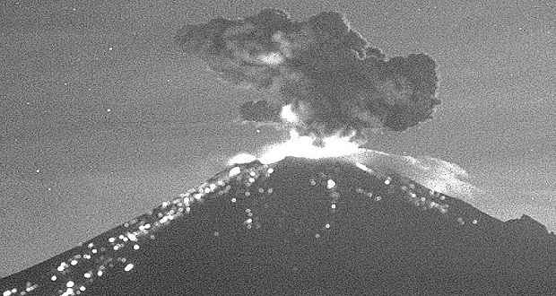 Registra Popo moderada explosión y lanza fragmentos, reportan