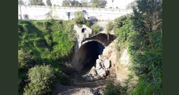 Se cae parte del paso de puente en la 18 de Noviembre y cierran tramo