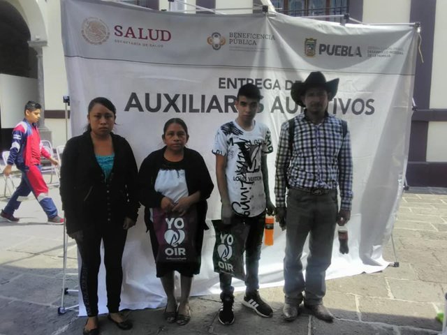 DIF de Huitzilan dona aparatos auditivos y sillas de ruedas