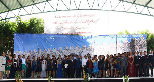 En Ahuatempan, 51 alumnos de bachiller culminan estudios