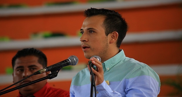 Estudiantes de nivel básico de Tecomatlán celebran su graduación