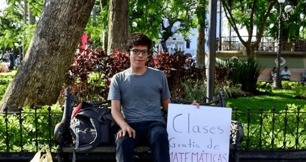 Veracruzano ofrece asesorías gratuitas de matemáticas en un parque