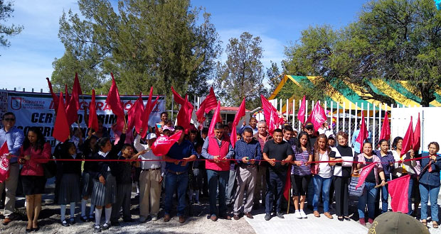 Ayuntamiento de Ixcaquixtla inaugura barda perimetral de primaria