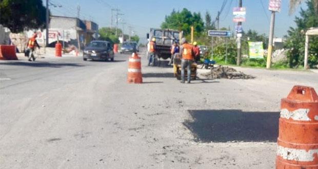 Ayuntamiento de Puebla realiza bacheo en calles de Xonacatepec