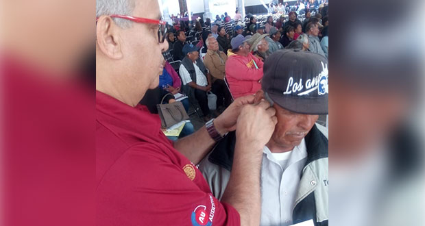 Ayuntamiento de Tepexi entrega aparatos auditivos a habitantes