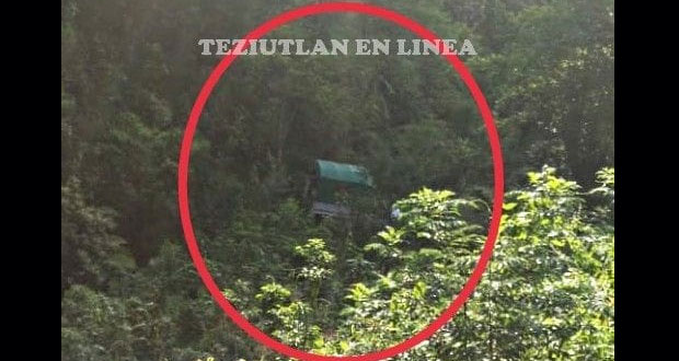 Camioneta con estudiantes cae a barranco en Huitzilan; hay 3 heridos