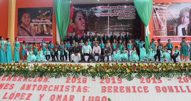 Celebran graduación estudiantes de localidad en Huitzilan de Serdán