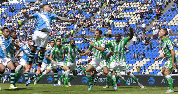 Club Puebla vence a Betis en festejo del 75 aniversario
