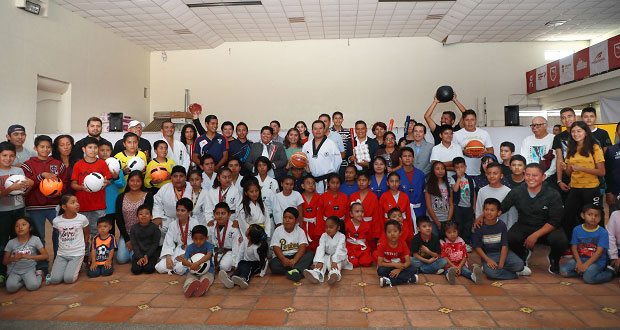 Dan material deportivo a más de 300 alumnos en San Andrés Cholula