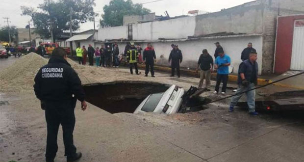 En Ecatepec, socavón a media avenida causa caída de dos automóviles