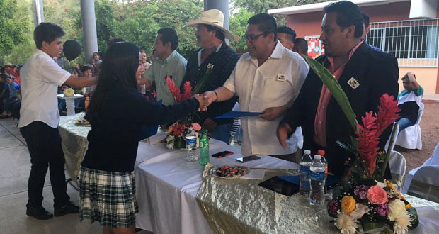 Generación 2016-2019 se gradúa de bachillerato en Acatlán