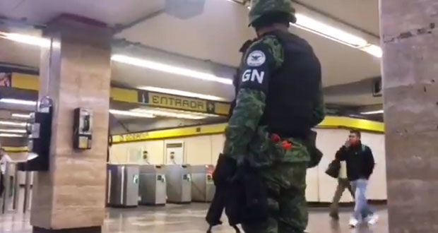 Con Guardia Nacional, vigilan y revisan a usuarios en Metro de CDMX