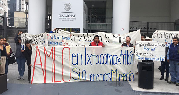 En Ixtacamaxtitlán, presentan cientos de firmas a favor de minera