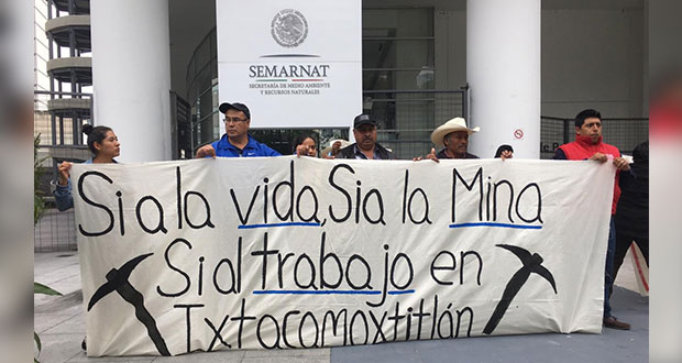 En Ixtacamaxtitlán, presentan cientos de firmas a favor de minera