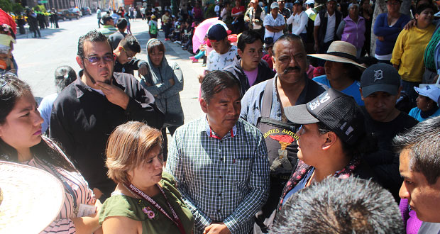 Frente al Palacio Municipal, antorchistas exigen solución de demandas