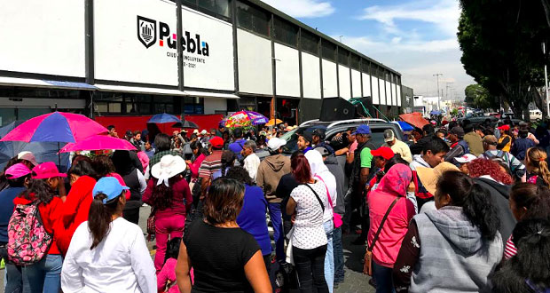 Protestan antorchistas frente a secretarías del municipio de Puebla