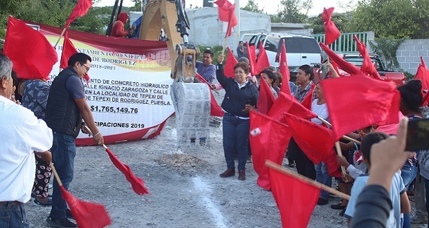 Inicia pavimentación de calle en barrio de Tepexi de Rodríguez