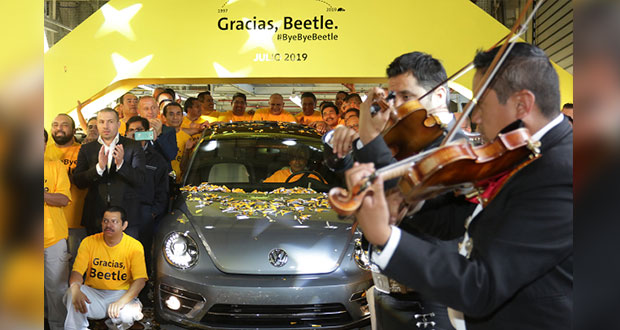 Despiden con nostalgia la producción del Beetle en VW de Puebla