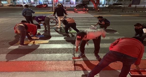 Repintan con la bandera gay el paso peatonal de la Fiscalía