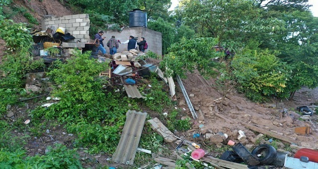 Lluvias provocan deslave de cerro sobre vivienda en Chautla y deja 6 muertos