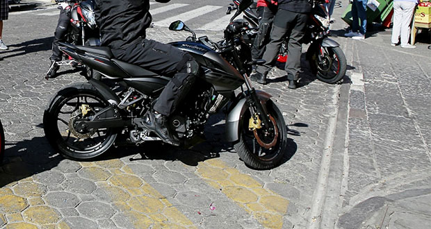 Hasta $2,534 de multa por estacionar motocicletas al lado de Catedral