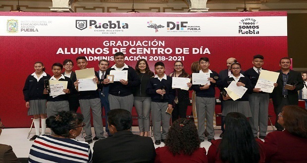 Se gradúan 39 alumnos de escasos recurso en el sistema DIF