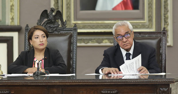 Académicos y funcionarios avalan a Pacheco; partidos critican