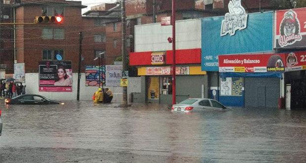 Lluvia deja varados automóviles por inundación en La Margarita