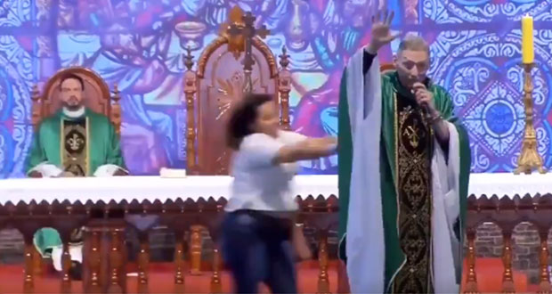 Mujer burla seguridad y empuja a sacerdote en plena misa