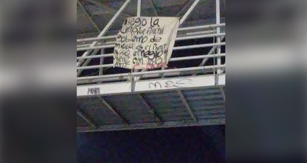 Cuelgan narcomanta del CJNG en puente peatonal del mercado Hidalgo