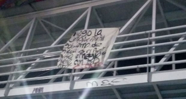 En un día, hallan 3 narcomantas del CJNG en Puebla, Cuautlancingo y Amozoc