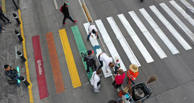 Presentan queja en Conapred por pintar de blanco paso con bandera gay