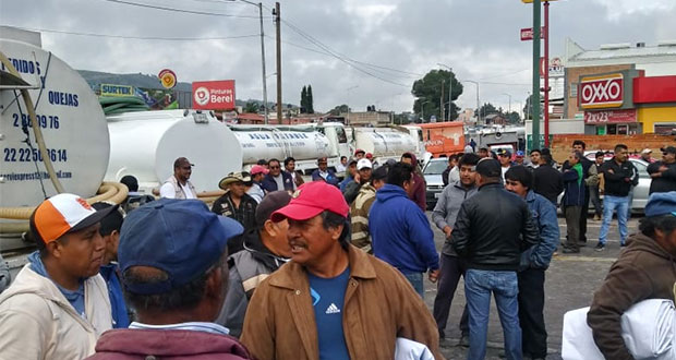 Cierran la federal a Tehuacán para exigir renuncia de alcalde de Amozoc