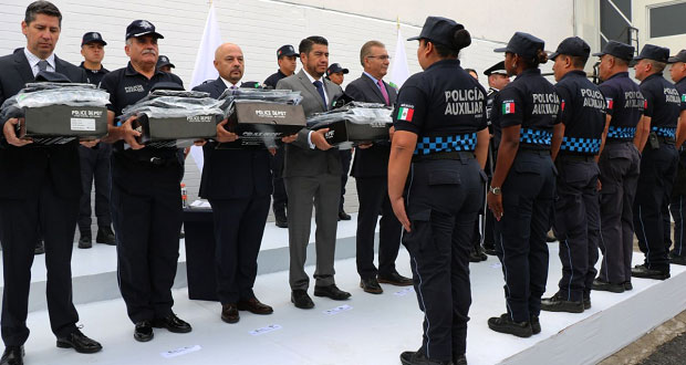 Dan equipamiento, estímulos y reconocimientos a policías auxiliares