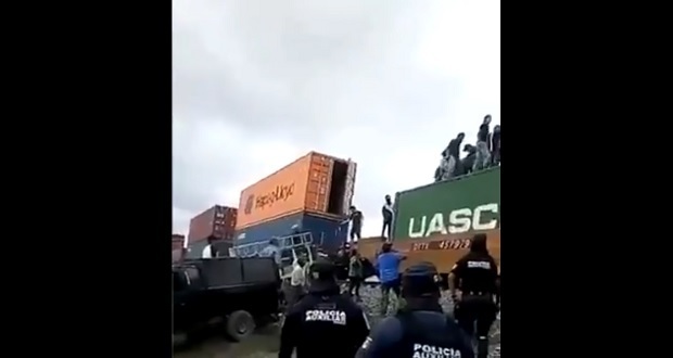 Frente a policías, habitantes de Cañada Morelos saquean tren