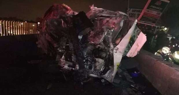 Asaltantes causan choque de combi en la México-Puebla; van 7 muertos