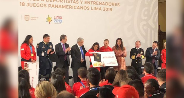 AMLO da becas a deportistas de Lima 2019 y rechaza colgarse medallas