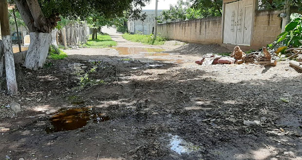 En Acatlán, exigen que Comuna pavimente calles y remodele iglesia