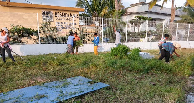 Antorcha organiza faena para limpiar el Centro de Salud en Chietla