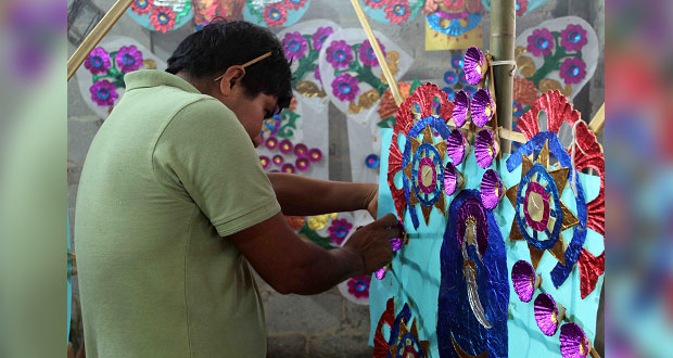 Artesanos elaboran ceras multicolores para Feria de Huitzilan