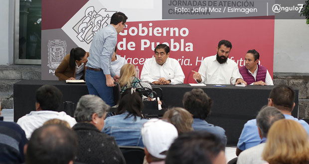 Barbosa atiende a cerca de 40 poblanos; presentan quejas por despojo y fraudes