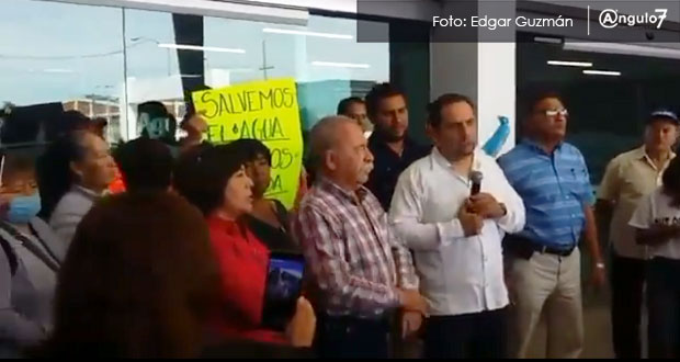 Carvajal encabeza protesta en Agua de Puebla por altos cobros y cortes